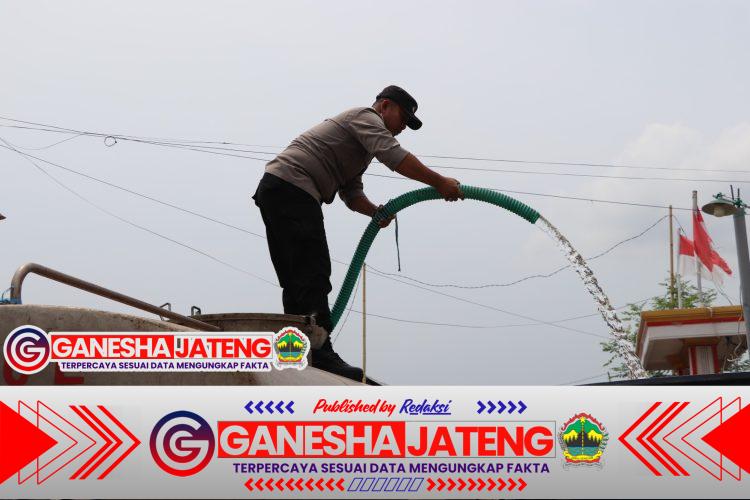 Polres Sumenep Salurkan Bantuan Air Bersih untuk Warga Desa Pinggirpapas