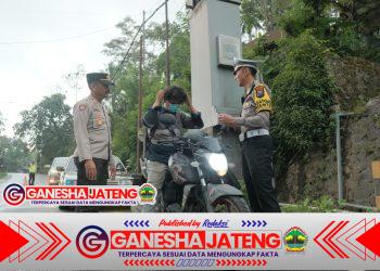 Polres Malang Bagikan Masker ke Pengendara di Perbatasan Lumajang Dampak Erupsi Semeru