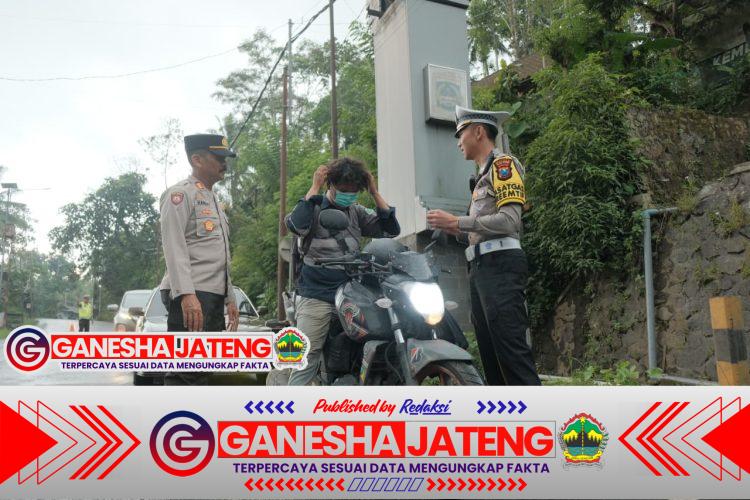 Polres Malang Bagikan Masker ke Pengendara di Perbatasan Lumajang Dampak Erupsi Semeru Polres Malang Bagikan Masker ke Pengendara di Perbatasan Lumajang Dampak Erupsi Semeru