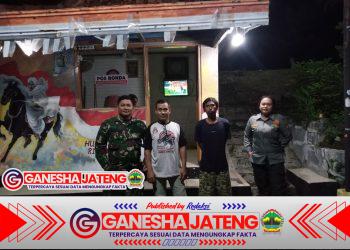 Sertu Rochani Patroli Malam Bersama Linmas Susuri Pos-pos Ronda Sertu Rochani Patroli Malam Bersama Linmas Susuri Pos-pos Ronda