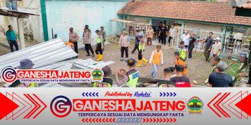 Tembok SMA Negeri 1 Polanharjo Roboh, Aparat dan Relawan Lakukan Evakuasi