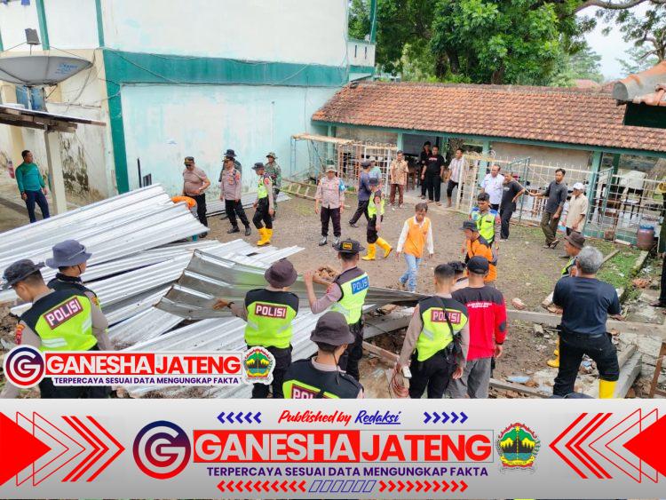 Tembok SMA Negeri 1 Polanharjo Roboh, Aparat dan Relawan Lakukan Evakuasi