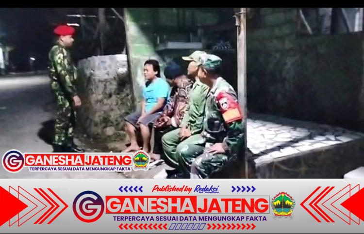 Patroli Siskamling di Bade, Babinsa dan Warga Bersinergi Jaga Kamtibmas Malam Hari