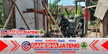 Babinsa Tetap Berkomitmen Selalu Hadir Bantu Bangun Rumah Warga yang Membutuhkan
