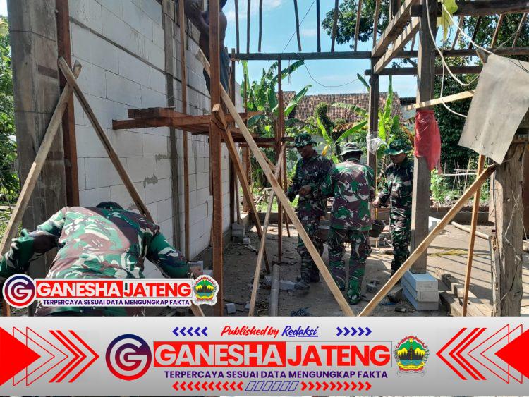 Babinsa Tetap Berkomitmen Selalu Hadir Bantu Bangun Rumah Warga yang Membutuhkan