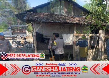 POLSEK BABUSSALAM LAKUKAN PEMBERSIHAN RUMAH WARGA TERDAMPAK BANJIR POLSEK BABUSSALAM LAKUKAN PEMBERSIHAN RUMAH WARGA TERDAMPAK BANJIR