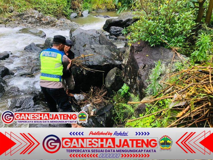 Bhabinkamtibmas Polsek Keling Bersama Warga Gelar Kerja Bakti Bersihkan Aliran Sungai di Desa Tempur Bhabinkamtibmas Polsek Keling Bersama Warga Gelar Kerja Bakti Bersihkan Aliran Sungai di Desa Tempur