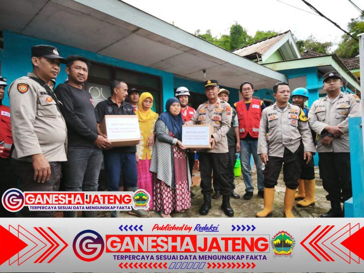 Polres Pasuruan Salurkan Bantuan Sosial kepada Keluarga Korban Longsor Tlogosari Polres Pasuruan Salurkan Bantuan Sosial kepada Keluarga Korban Longsor Tlogosari